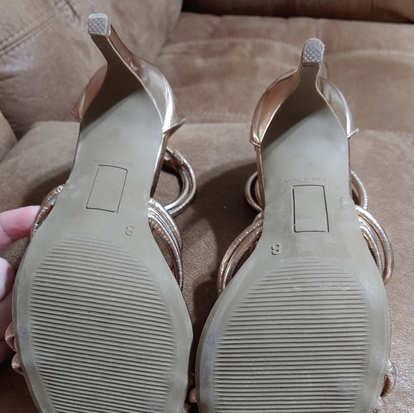 Dress. Sandals - Picture 4 of 5